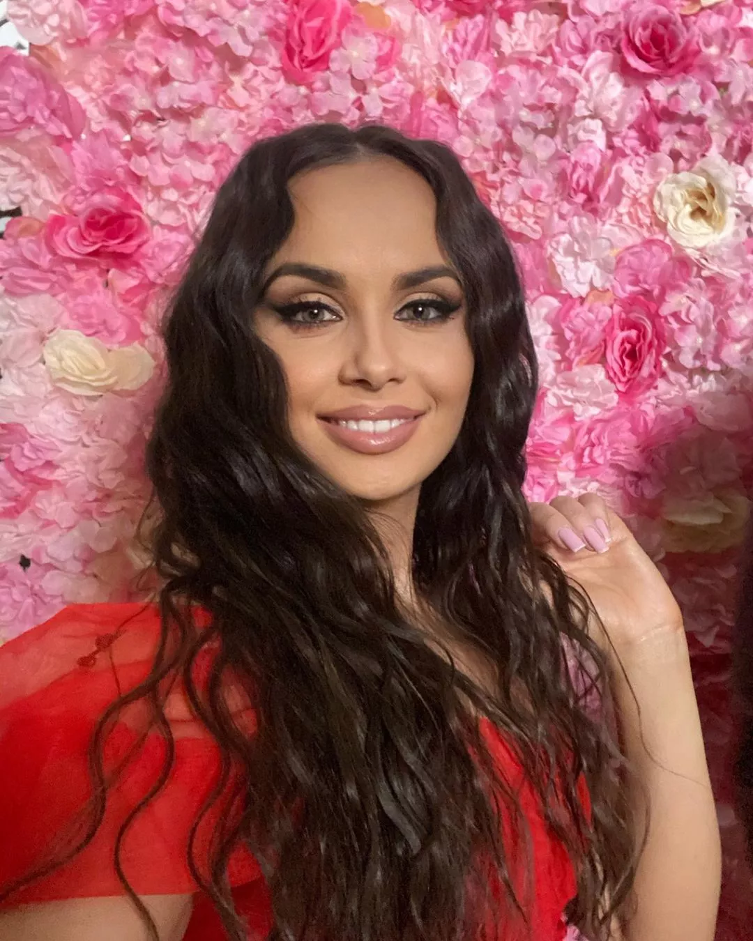 Urocza wokalistka girlsbandu disco polo w czerwieni. Milena Grzywacz kusi fanów swoją urodą! Jak wygląda gwiazda?! 